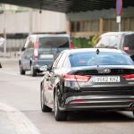 Un conductor de VTC en el aeropuerto de Madrid