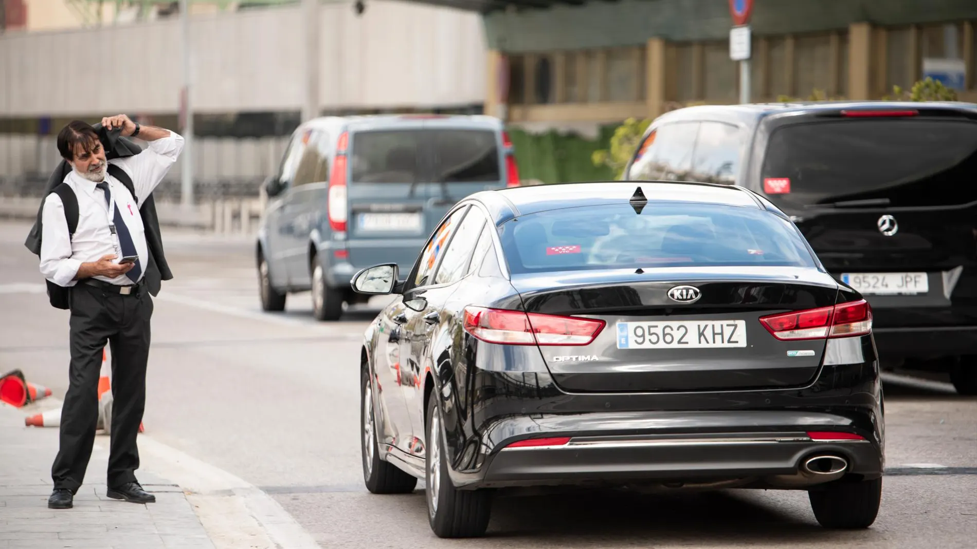 Un conductor de VTC en el aeropuerto de Madrid