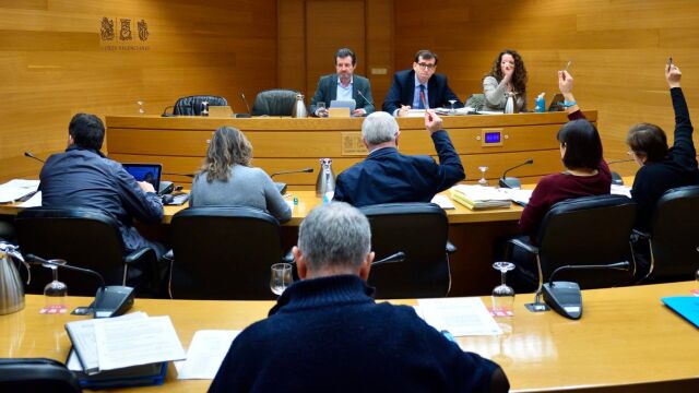 La Comisión se retrasó dos horas y media ante la imposibilidad de iniciar la votación de unas enmiendas que llegaron el sábado por la tarde a los diputados de la oposición