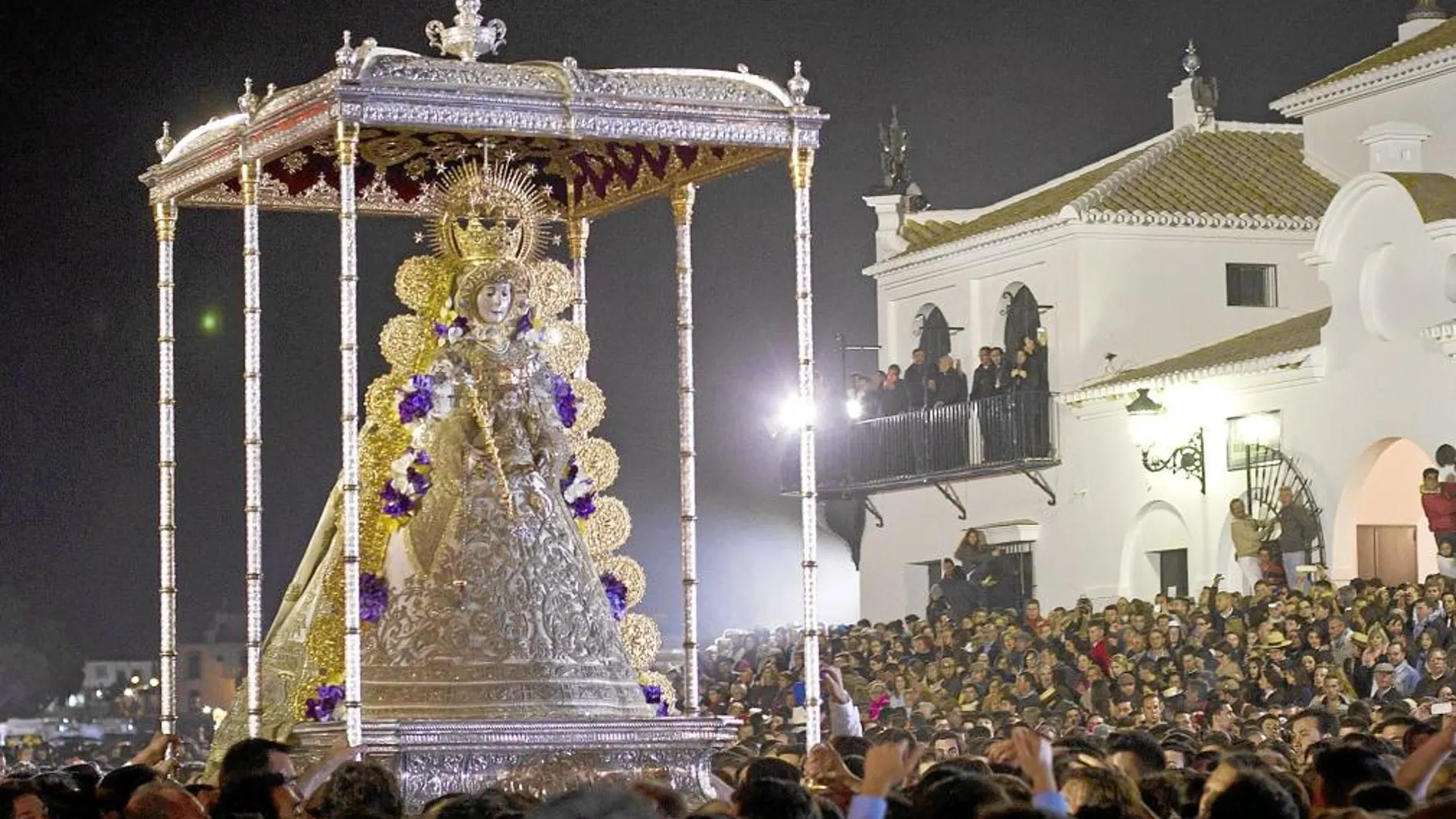 La Virgen del Rocío, al poco de salir de su ermita