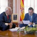 Rajoy y Margallo, ayer, en el aeropuerto de Son Sant Joan