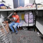 El informe de AI también documenta gráficamente las duras condiciones de vida de los emigrantes. En la imagen, una de las habitaciones del «campo de trabajo» de la constructora PCSI en Qatar
