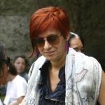 Sandra Ortega Mera, hija de la empresaria Rosalía Mera acompañada de su marido tras asistir al entierro de su madre en Oleiros (La Coruña)