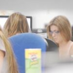 Muchos alumnos de los últimos cursos de grado completan créditos con prácticas en empresas