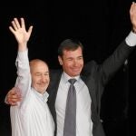 Enfrentados abiertamente desde hace años, Rubalcaba y Gómez no dudaron en subirse al escenario para pedir unidad