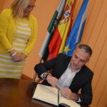 La alcaldesa Ana Mula y el consejero Elías Bendodo / Foto: La Razón