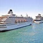 Cuatro de los cruceros que han atracado en Barcelona, ayer en el puerto