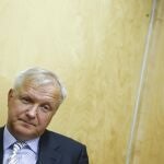 Olli Rehn escucha a los periodistas durante una rueda de prensa, hoy 29 de agosto de 2013.
