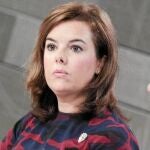 Sáenz de Santamaría y Jorge Fernández Díaz presentaron ayer en el Consejo de Ministros el Reglamento de Víctimas con el que los amenazados tendrán derecho a traslado, vivienda, colegio y reinserción laboral