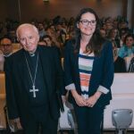 El cardenal Antonio Cañizares, ayer junto a la vicepresidenta del Consell, Mónica Oltra