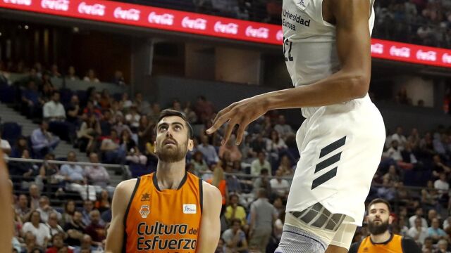 Tavares anota dos puntos con un mate. El Madrid ganó el segundo partido de semifinales ante el Valencia