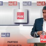 El secretario general del PSOE en Castilla y León, Julio Villarrubia, atiende a los medios de comunicación