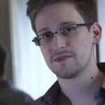 Fotograma de un vídeo distribuido ayer, lunes 10 de junio de 2013, por el diario The Guardian que muestra al ex técnico de la CIA