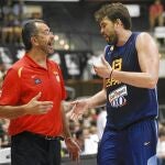 El seleccionador, Juan Antonio Orenga, habla con Marc Gasol durante el partido