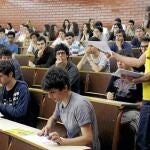 A las nueve de la mañana, los alumnos empezaron a recibir los exámenes en la Facultad de Biología