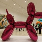Vista de "Red Dog Balloon"de Jeff Koons, que forman parte de la muestra de la muestra "Apariencia desnuda: El Deseo y el objeto en la obra de Marcel Duchamp y Jeff Koons"