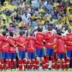 LA SELECCIÓN ESPAÑOLA, unida antes del comienzo mientras sonaba el himno