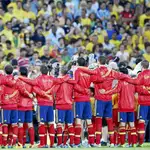 LA SELECCIÓN ESPAÑOLA, unida antes del comienzo mientras sonaba el himno