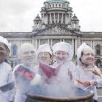 Miembros de una ONG hacen campaña contra el hambre en Belfast en la víspera de la cita del G-8 en la ciudad