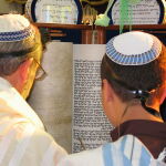 Dos judíos leyendo la Torah según la costumbre judía y sefardí