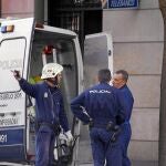 La Unidad de Subsuelo de la Policía Nacional rastreó sin éxito la zona por la que podrían haber huido los ladrones a la altura del número 74 de la calle Alcalá