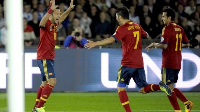 El defensa de la selección española, Jordi Alba (i) celebra con sus compañeros David Villa (c) y Pedro Rodriguez (d) su tanto ante Finlandia