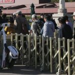La policía china vigila los accesos a la plaza de Tiananamen