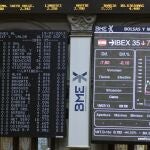 Panel informativo en el parqué madrileño que muestra la cotización del príncipal índice de la bolsa española, el IBEX 35