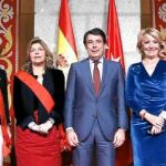 González y Aguirre con nueve de los trece exconsejeros que han recibido la Gran Cruz del Dos de Mayo