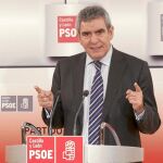 El secretario general del PSOE de Castilla y León, Julio Villarrubia, atiende a los medios de comunicación, ayer en Valladolid