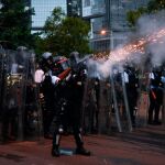 Policías hongkoneses disparan gases lacrimógenos contra los manifestantes en Hong Kong. Las autoridades disolvieron por la fuerza la masiva concentración/ EFE