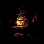 Una tienda en la ciudad de Buenos Aires iluminada con velas/Reuters