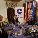 Puig se sometió a las preguntas del jefe de Informativos de la Cope, Vicente Ordaz (centro) y del delegado de la Vanguardia, Salva Enguix, el jefe de Opinión de Las Provincias, Pablo Salazar y el delegado de LA RAZÓN, Iñaki Zaragüeta