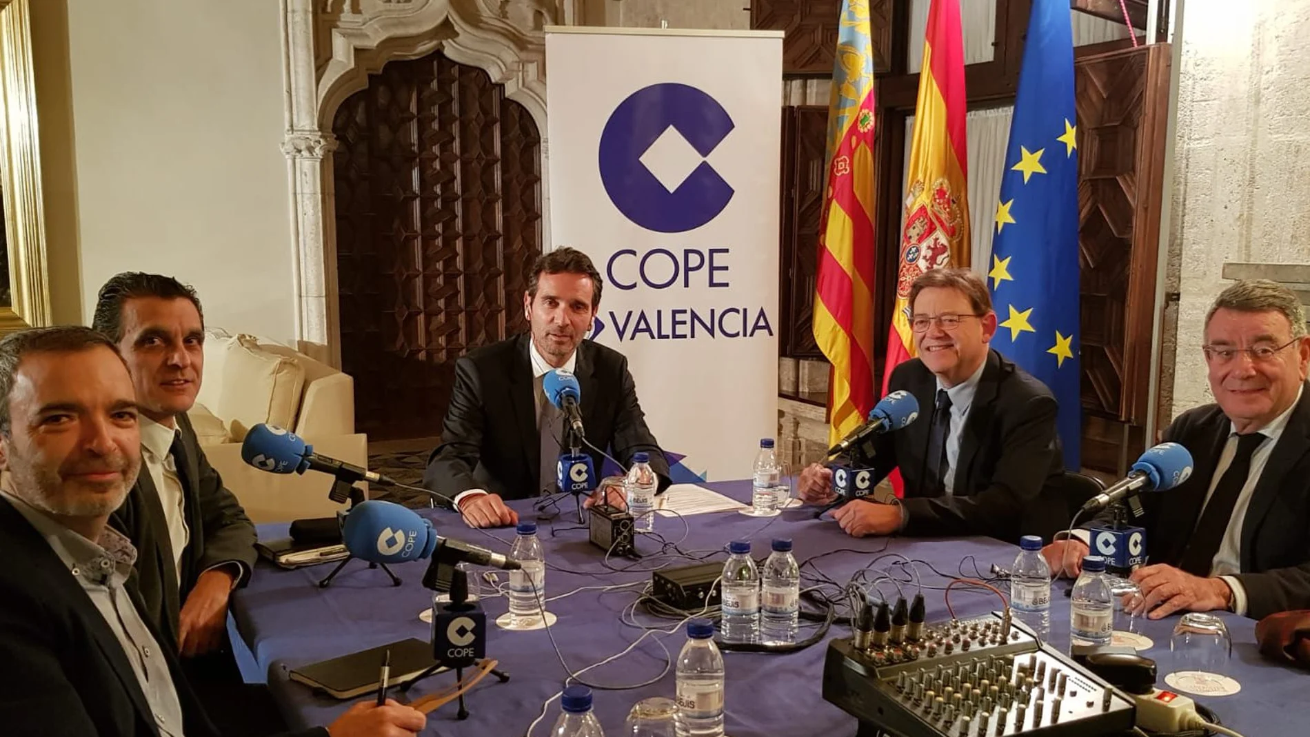 Puig se sometió a las preguntas del jefe de Informativos de la Cope, Vicente Ordaz (centro) y del delegado de la Vanguardia, Salva Enguix, el jefe de Opinión de Las Provincias, Pablo Salazar y el delegado de LA RAZÓN, Iñaki Zaragüeta