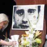 Representantes del PP vasco y familiares rindieron ayer un sentido homenaje al concejal de Ermua asesinado por ETA hace 16 años, Miguel Ángel Blanco.