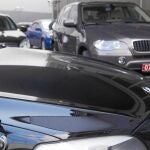 Un coche de la embajadada de Ecuador en el aeropuerto de Moscú