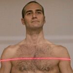 En 15 segundos el escáner 3D barre el cuerpo del voluntario y obtiene 130 medidas