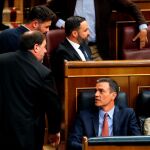 El líder de ERC, Oriol Junqueras (i), que se encuentra en prisión provisional se dirige al presidente del Gobierno en funciones, Pedro Sánchez (d), durante la sesión constitutiva de las nuevas Cortes Generales de la XIII Legislativa