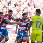 Los jugadores del Granada abrazan a Rodrigo tras marcar un gol al Cádiz CF, en este partido de la jornada 40 de la Liga 1/2/3, en la que si gana subirá a Primera División, después de trece años sin lograr un ascenso como local, hoy en el Estadio Nuevo Los Cármenes de la capital nazarí / Foto: Efe