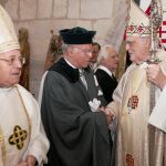 Javier García-Faria, presidente de la Real Cofradía de Caballeros Cubicularios de San Ildefonso y San Atilano, con el Gran Prior del Santo Sepulcro, Carlos Amigo, y el Arzobispo de Valladolid, Ricardo Blázquez