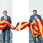 Fotografía de Mas y Junqueras realizada en la víspera de la consulta electoral con la señera que LA RAZÓN ha convertido, en el centro de la imagen, en una bandera española rota