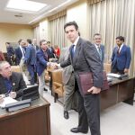 El ministro de Industria, José Manuel Soria, saluda al ex conseller y diputado, Mario Flores en el Congreso
