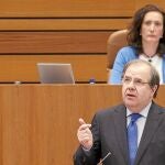 El presidente de Castilla y León, Juan Vicente Herrera, durante su intervención en el Debate sobre el estado de la Comunidad, con la presidenta del Parlamento, María Josefa García Cirac, al fondO