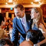 DEPORTIVIDAD, SIEMPRE. Los Príncipes de Asturias desarrollaron ayer una intensa agenda de trabajo. En la imagen, Don Felipe y Doña Letizia saludan a la princesa japonesa Takamado en el Teatro Colon, donde se celebró la ceremonia de apertura de la 125 sesión del COI