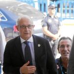 Sobre estas líneas, González Pons, Montoro y Fabra, a su llegada