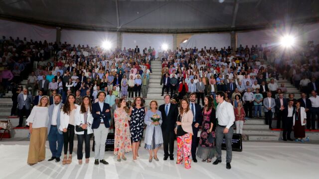 El presidente de Calidad Pascual, Tomás Pascual, junto a sus hermanos y descendientes, durante el acto para celebrar el 50 aniversario de Calidad Pascual en Aranda de Duero (Burgos). Tras ellos, los trabajadores jubilados y en activo de la empresa