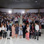 El presidente de Calidad Pascual, Tomás Pascual, junto a sus hermanos y descendientes, durante el acto para celebrar el 50 aniversario de Calidad Pascual en Aranda de Duero (Burgos). Tras ellos, los trabajadores jubilados y en activo de la empresa