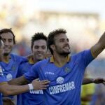 Pedro León (d) celebra con sus compañeros su segundo gol ante el Betis