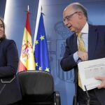 La vpta., Soraya Sáenz de Santamaría, y el ministro de Hacienda, Cristóbal Montoro, ayer en la rueda prensa del Consejo de Ministros