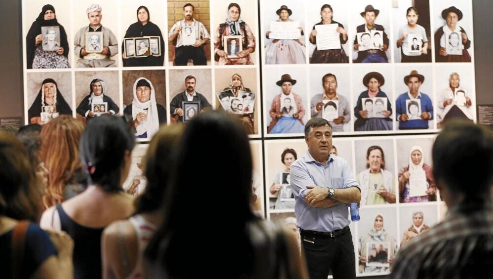 Gervasio Sánchez durante una visita guiada a la exposición «Desaparecidos»